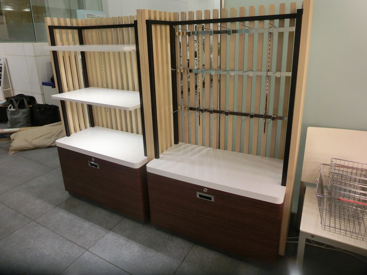 縦格子デザインの陳列什器3