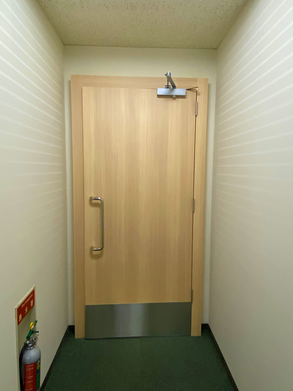 太い枠の大きなドア制作例ボタン