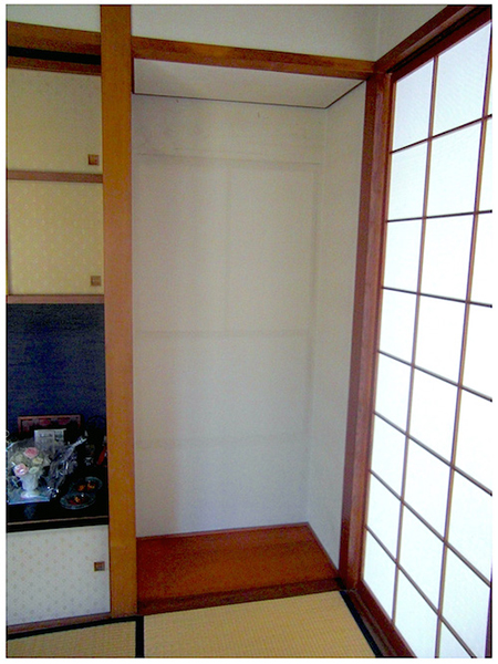 柱と柱の間にスッポリ収納家具制作例