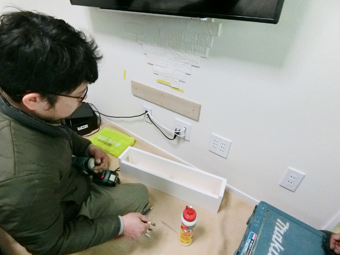 壁掛けの小さなAVラック家具制作例2