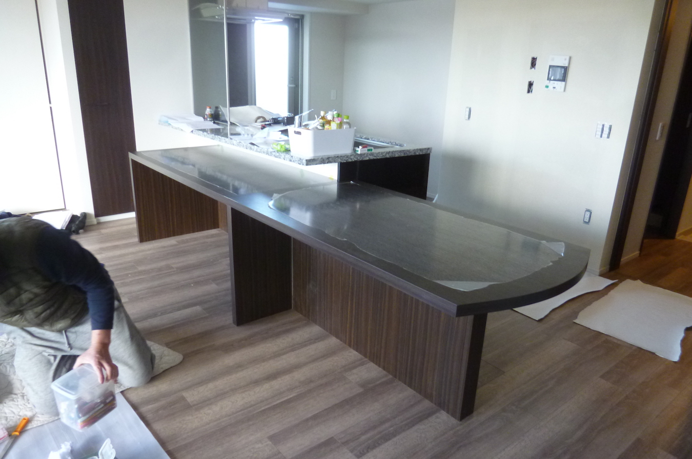 キッチンにくっつくテーブル家具制作例2
